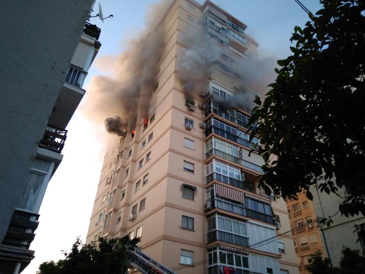 Las llamas se declaraban en la octava planta de un edificio situado en la Plaza de Ronda, en el distrito de Ciudad Jardín Las llamas se declaraban en la octava planta de un edificio situado en la Plaza de Ronda, en el distrito de Ciudad Jardín