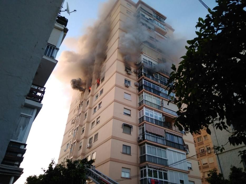 Las llamas se declaraban en la octava planta de un edificio situado en la Plaza de Ronda, en el distrito de Ciudad Jardín