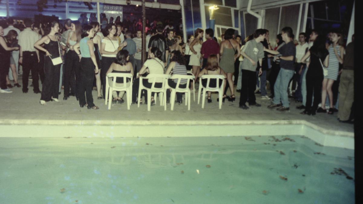 Discoteca Bananas en los 90. ¿Conoces a alguien?