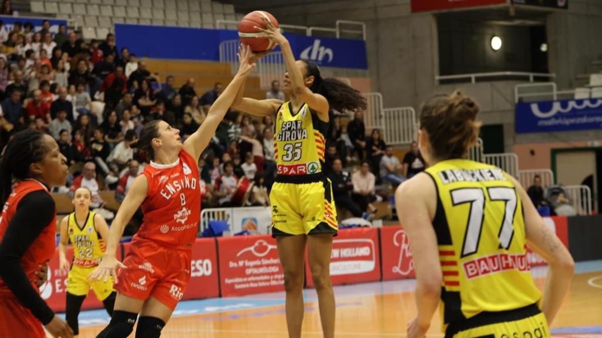 Rebekah Gardner executant un tir en suspensió.