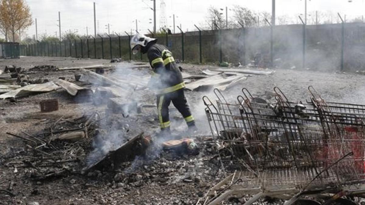 zentauroepp38020641 tib117 grande synthe  francia  11 04 2017   bomberos trabaja170412172022