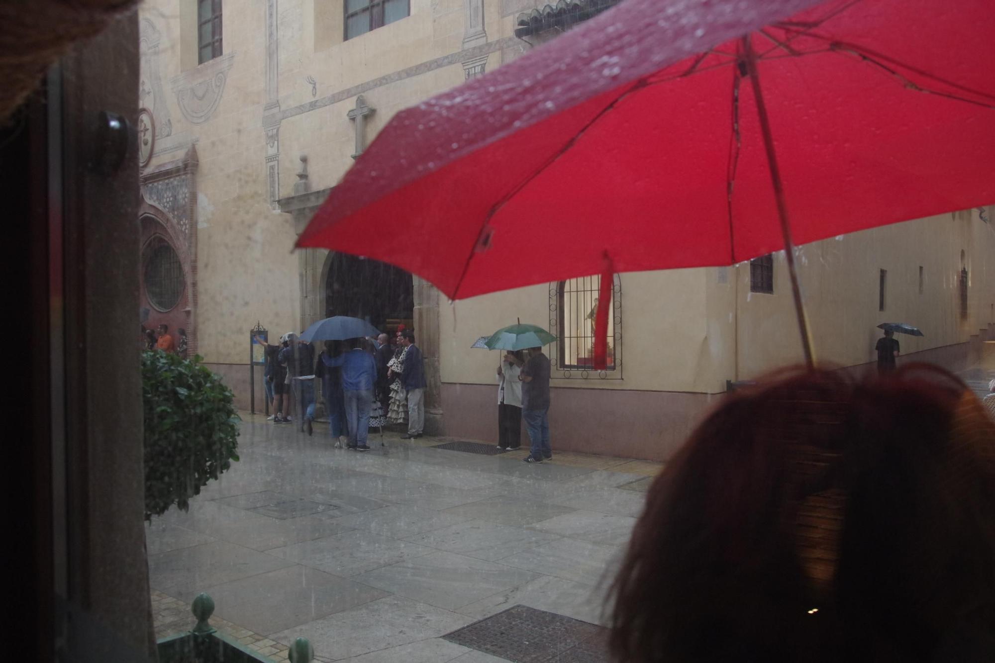 La lluvia condiciona la procesión de salida de la Hermandad del Rocío de La Caleta