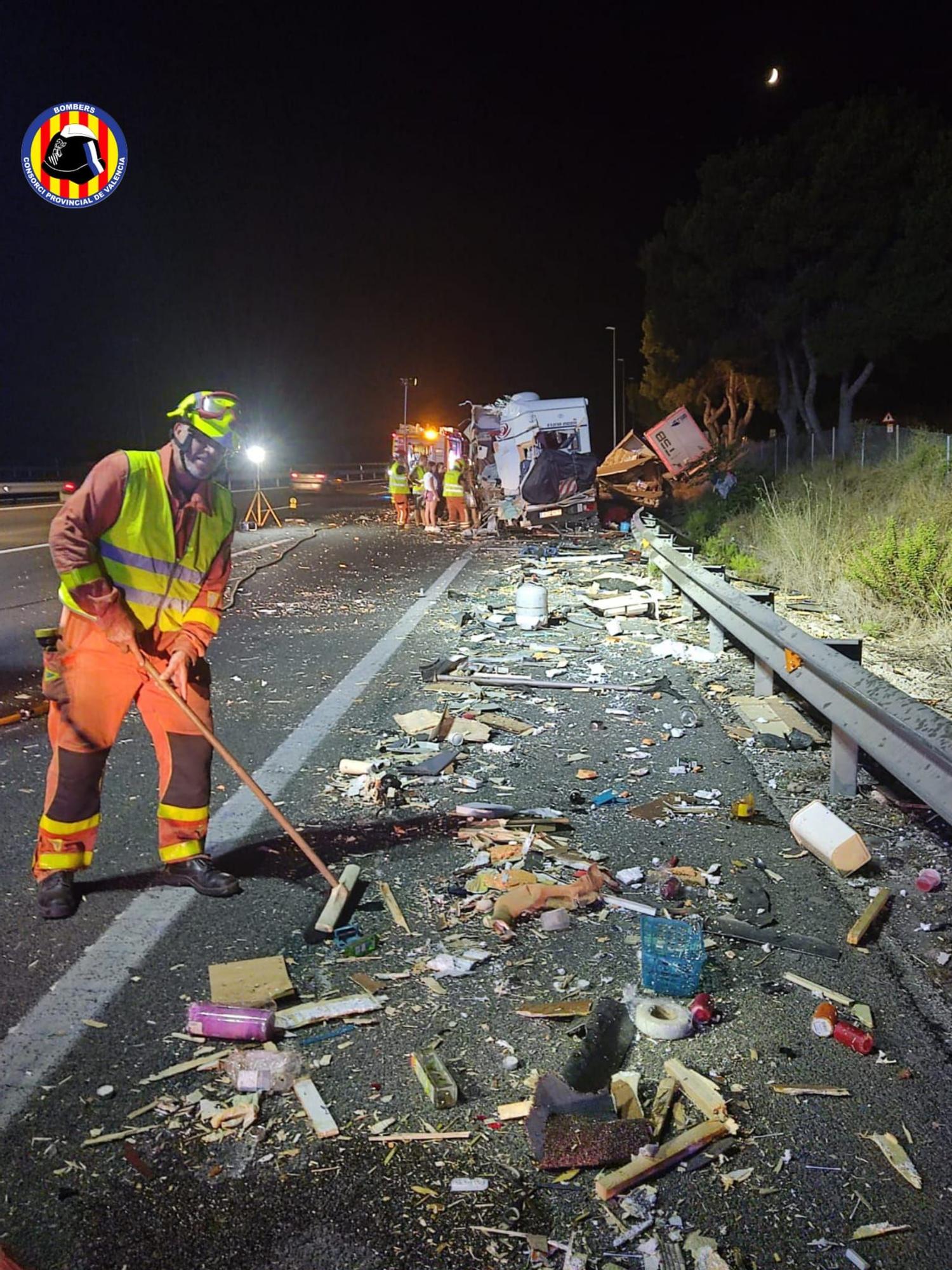 Accidente de tráfico en la AP-7: Colisión entre un camión y una caravana
