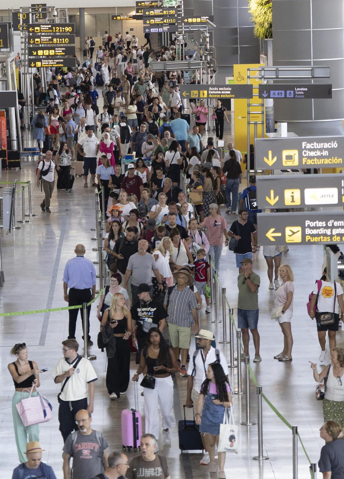 Pasajeros se dirigen a la zona de control del aeropuerto de Alicante-Elche este verano.