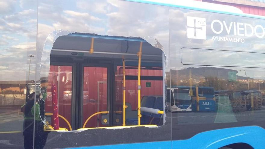 Uno de los autobuses urbanos con la luna rota.