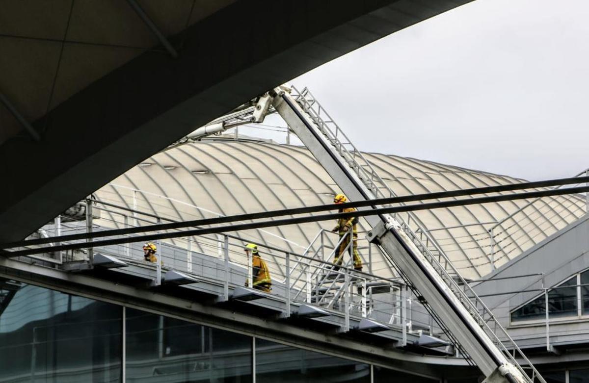 El temporal obliga a cerrar el tráfico aéreo en el aeropuerto de Alicante-Elche