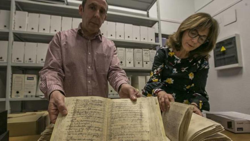 Libros históricos de Elche conservados en el Archivo Municipal de San José, envuelto ahora en tareas de digitalización de material documental del Ayuntamiento.