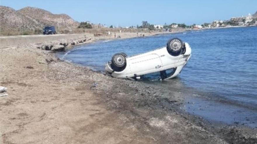 Herida una conductora que se salió de la vía y volcó en la orilla de la playa