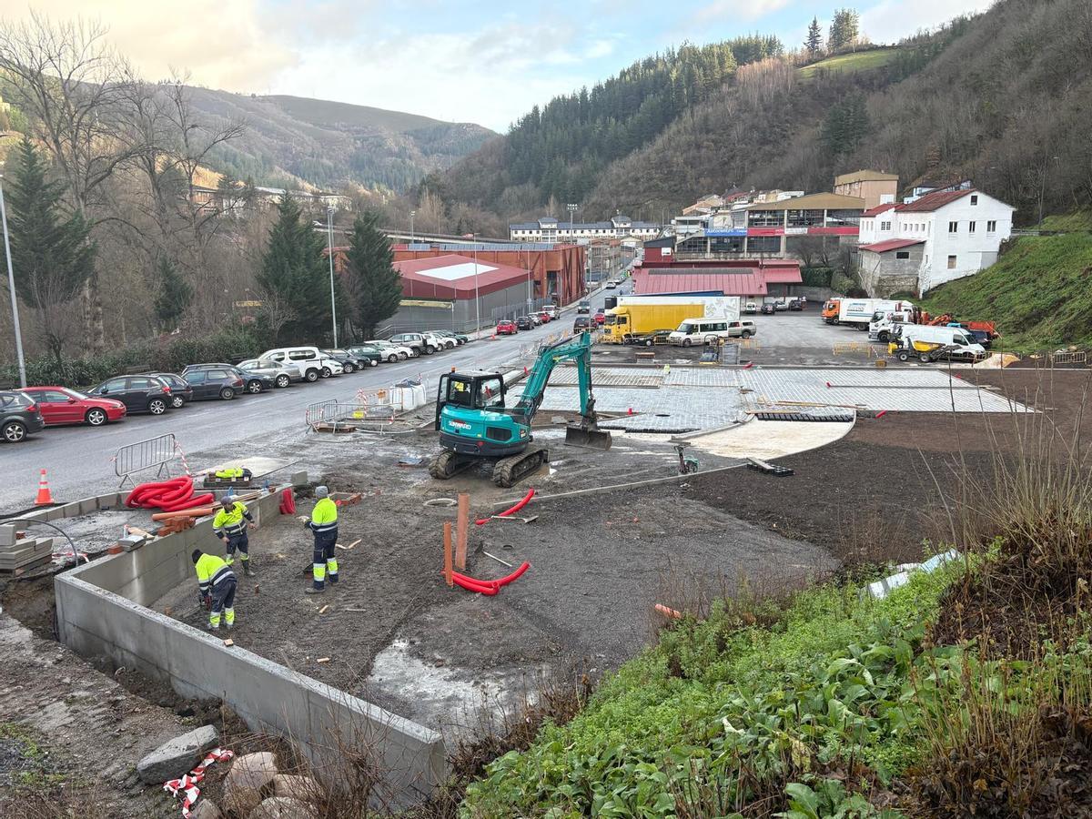 Avance de las obras en la futura área de autocaravanas en Cangas del Narcea.