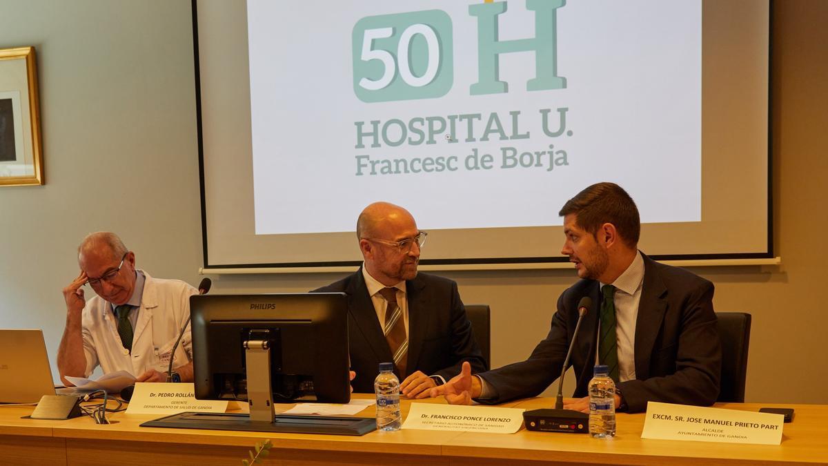 El gerent de l’hospital, Pedro  Rollán Garcia, el secretari  autonòmic de la Conselleria  de Sanitat, Francisco José Ponce  Lozano, i l’alcalde, José Manuel  Prieto, en la celebració del 50  aniversari de l’hospital Francesc de Borja