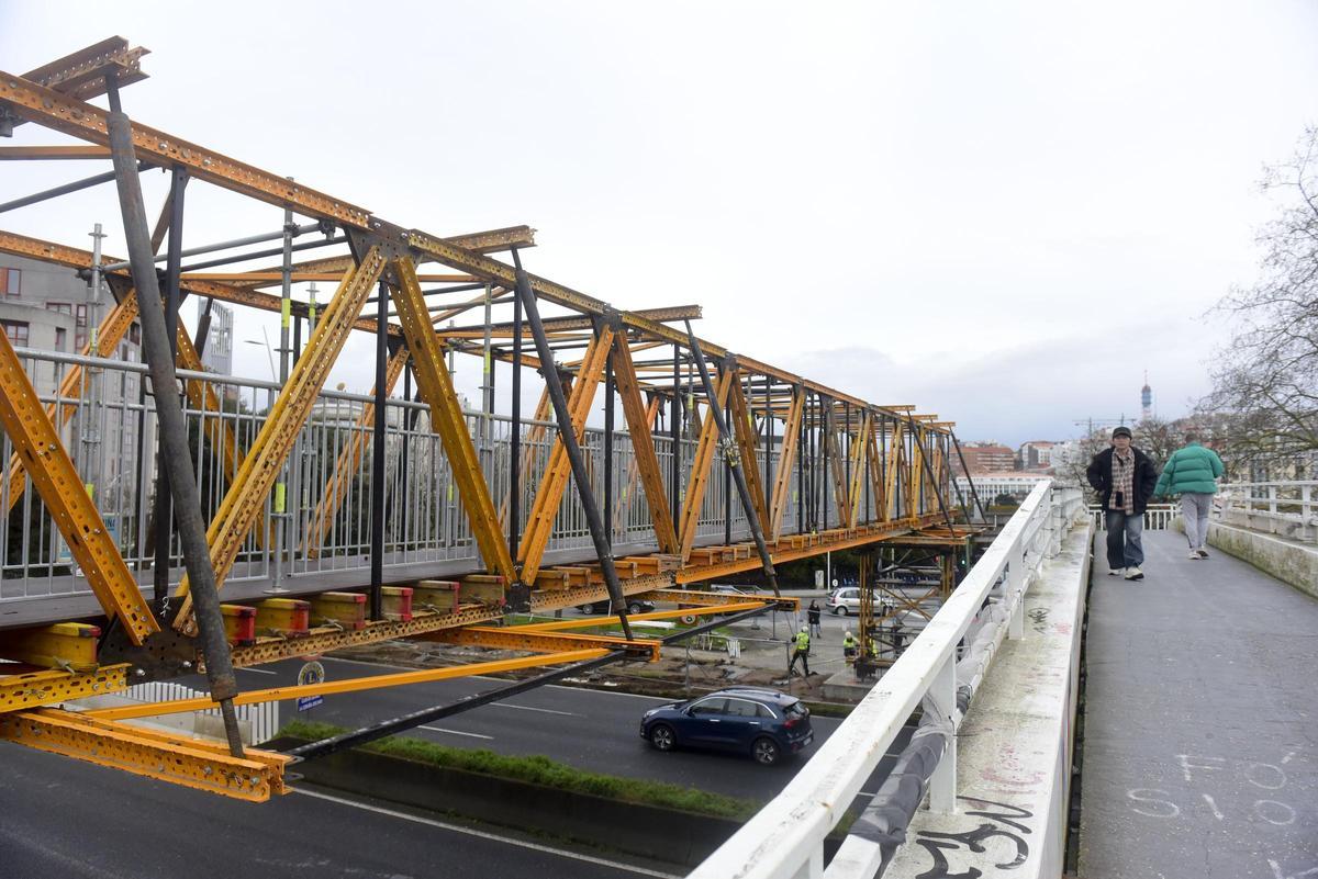 Pasarela provisional entre las estaciones de bus y tren de A Coruña