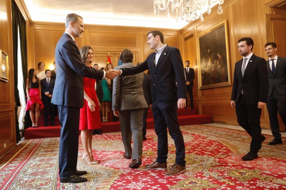 Los Reyes reciben a los mejores estudiantes de la Universidad de Oviedo.