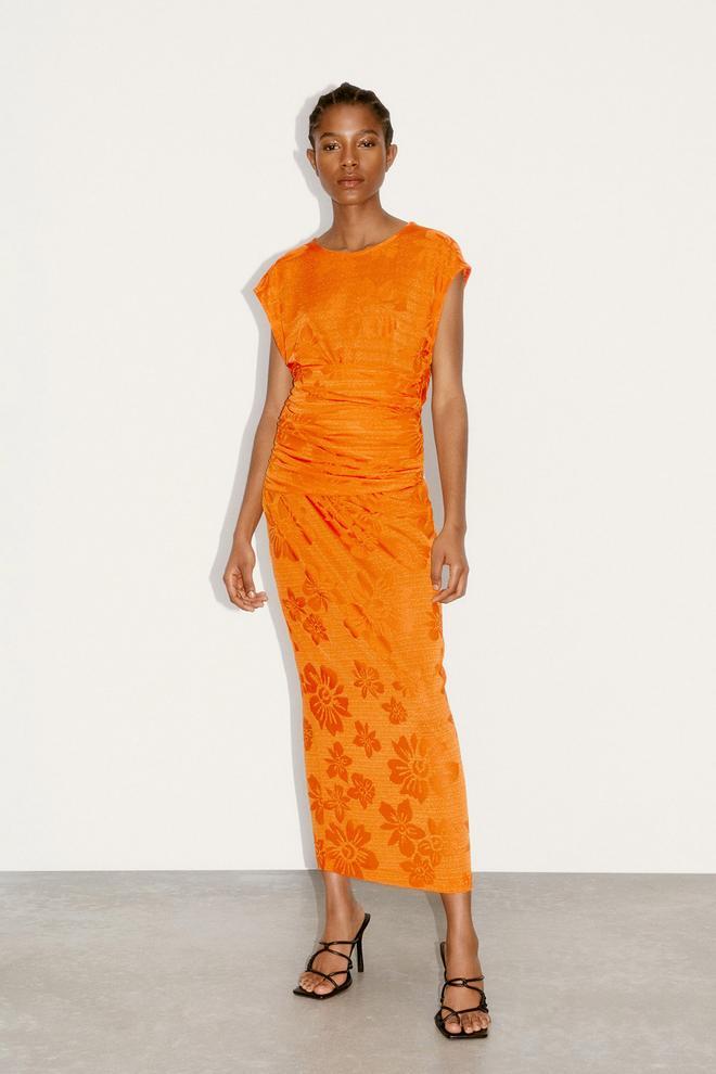 Vestido naranja de Zara.