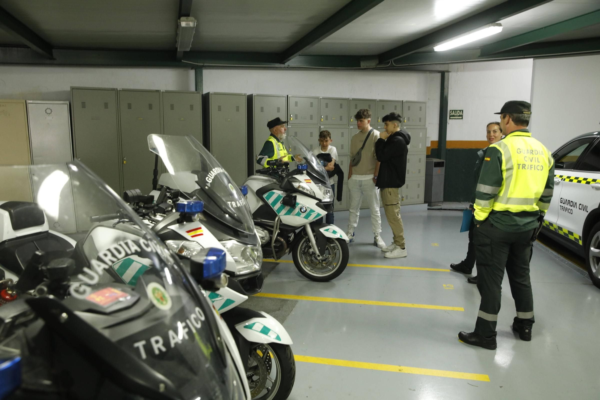 En imágenes: Los alumnos del Corazón de María de Gijón conocen cómo funciona cada unidad de la Guardia Civil