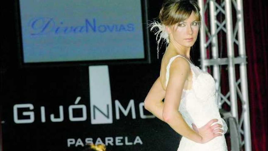 A la izquierda, propuesta para novia de Diva Novias. A la derecha, los modelos más femeninos y elegantes de Pili Castro.