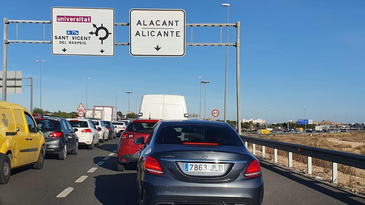 Los controles policiales provocan colas kilométricas en Alicante