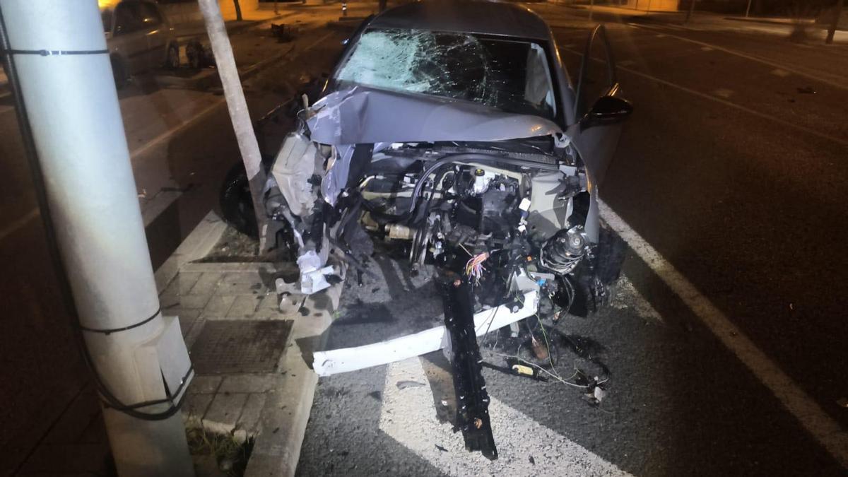 Estado en el que quedó el coche que fue abandonado en Alcúdia.