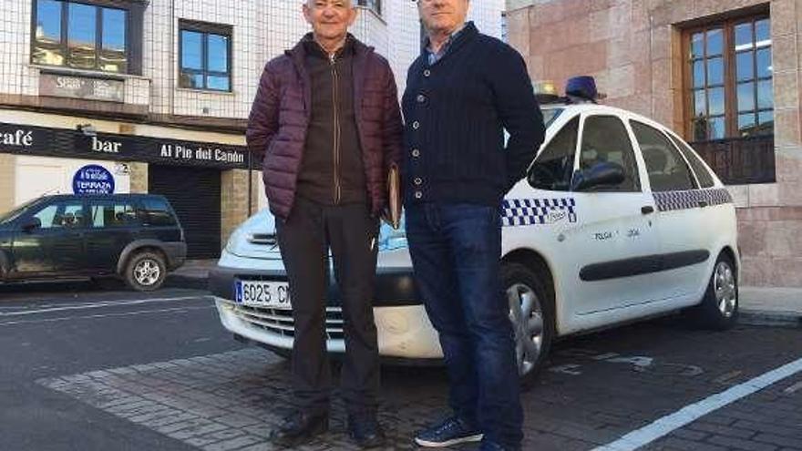 José Manuel Pérez y José Ramón Fabián, que comenzaron a trabajar como auxiliares de la Policía Local de Parres en 1981 y se jubilaron este año.