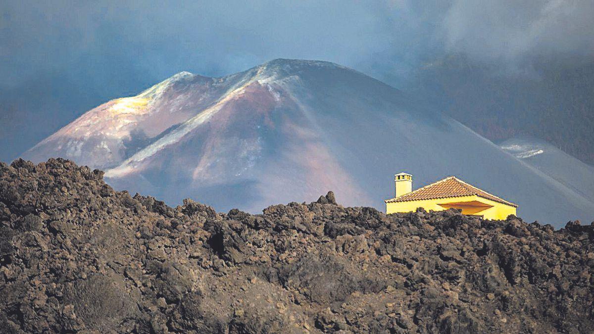 Localizan enormes grietas en el volcán de La Palma