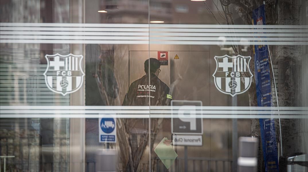 Los mossos entran a las oficinas del Barça, el pasado día 1 de marzo.