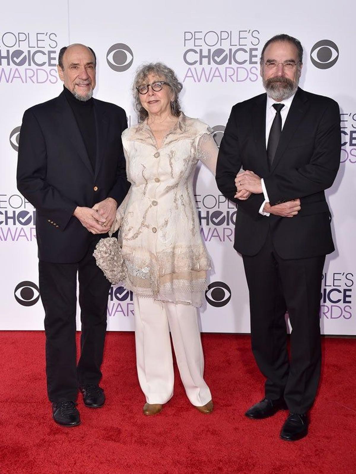 F. Murray Graham, Kathryn Grody y Mandy Patinkin, en la gala de los People's Choice Awards.