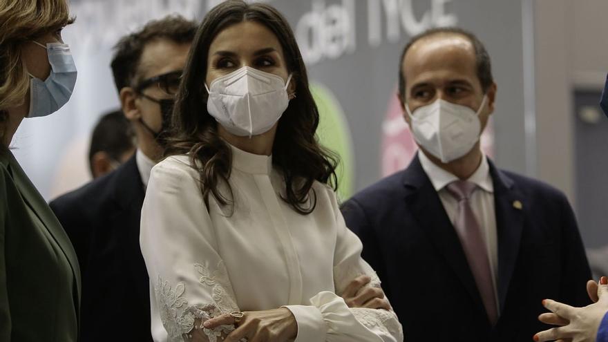 Descubre los pantalones de talle alto que más estilizan y que lleva la Reina Letizia