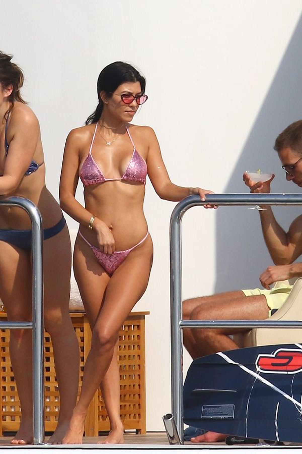 Kourtney Kardashian, el cuerpo del verano: con un mini bikini de lentejuelas rosas