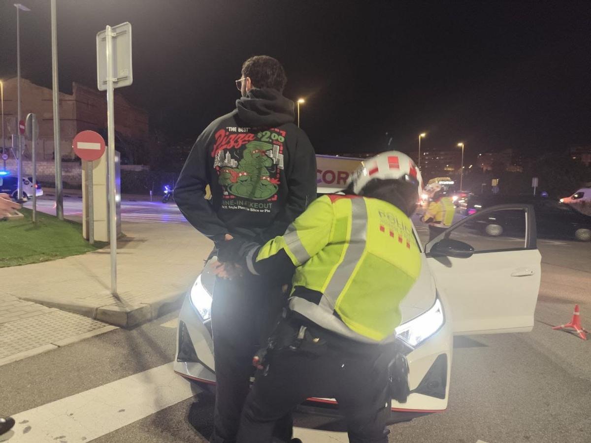 Imagen de una detención de Mossos en un dispositivo Kanpai