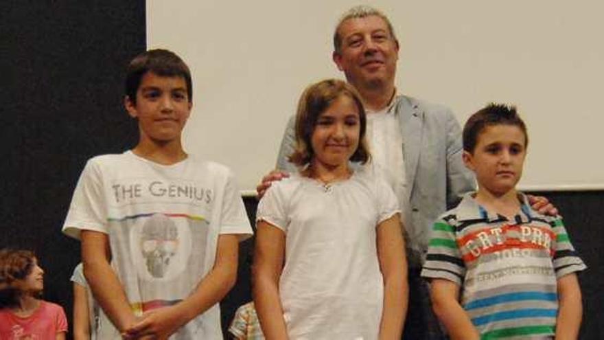 Los estudiantes premiados en el certamen de &quot;Narrativa Curta en Valencià&quot; en las categorías de Primaria y Secundaria.