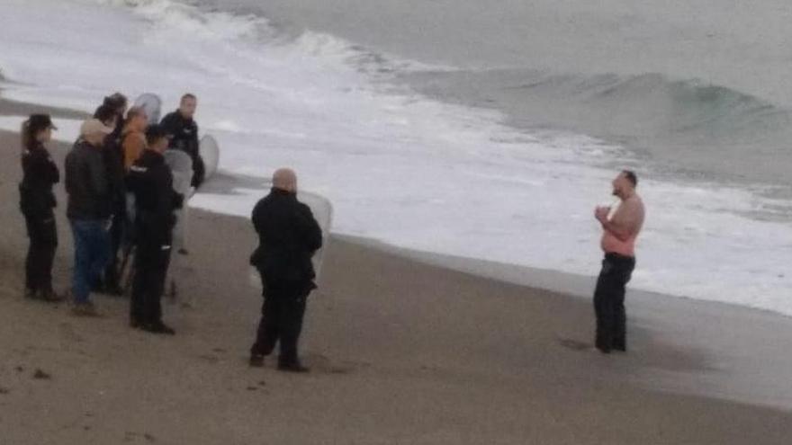 Un hombre sueco amenaza con suicidarse en Fuengirola.