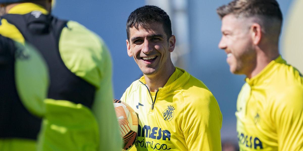 Gerard Moreno, ayer con el balón exclusivo de la UEFA Europa League, sonriendo junto a Alberto Moreno en la sesión celebrada en la Ciudad Deportiva.