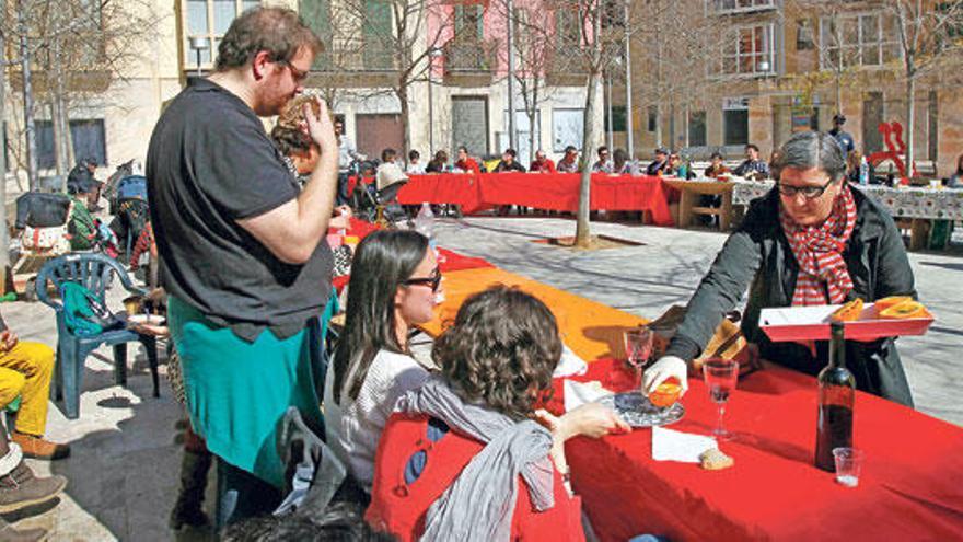 Las mesas preparadas para la ocasión daban la vuelta a toda la plaza Nova de Ferreria.