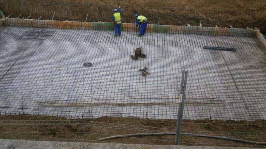 Trabajadores de Dragados en las obras de mejora de la depuradora de aguas residuales.