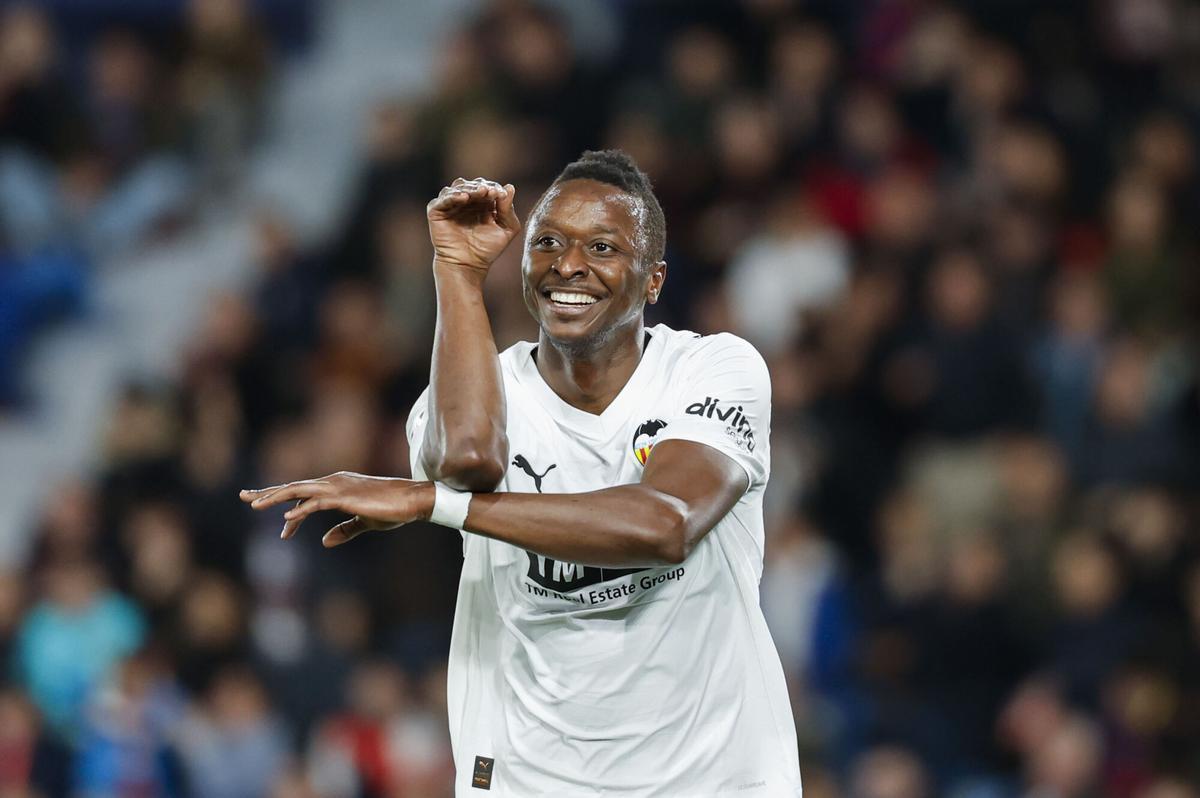 El delantero nigeriano del Valencia, Umar Sadiq celebra el segundo gol de su equipo durante el partido de la jornada 24 de LaLiga que disputaron el Levante y el Valencia, en el estadio Ciutat de Valencia, este domingo. EFE/Ana Escobar. (Levante) (Valencia)