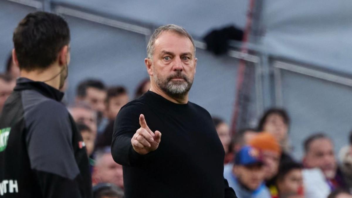 Hansi Flick y el cuarto árbitro en el Barça-Alavés