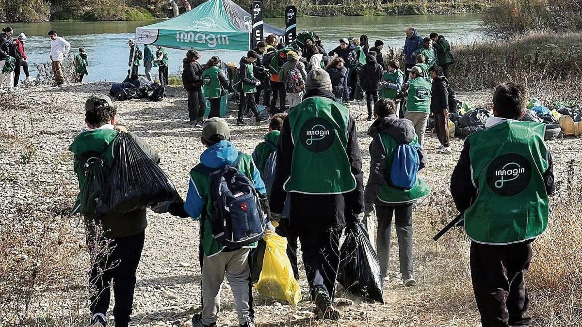 Estudiantes del IES Pedro de Luna y de Fundación Down limpiaron la ribera del Ebro, el pasado viernes.
