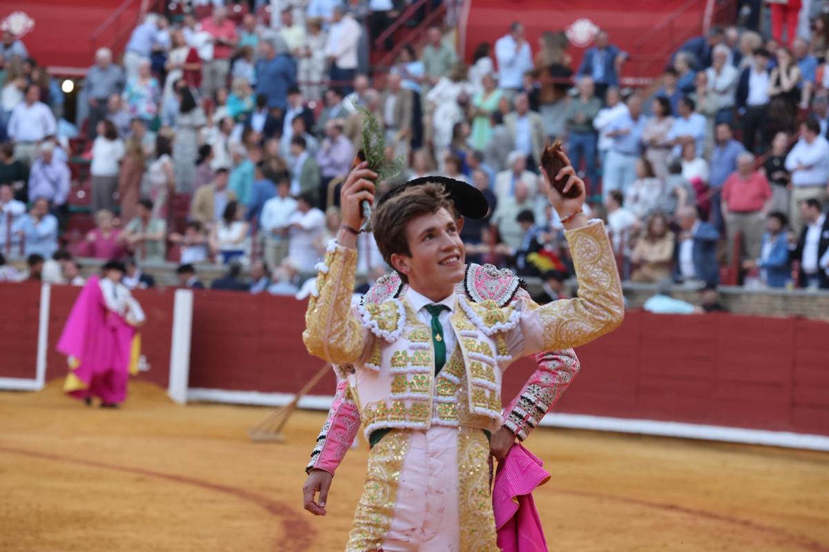 Zulueta muestra las dos orejas que ha cortado a su segundo.