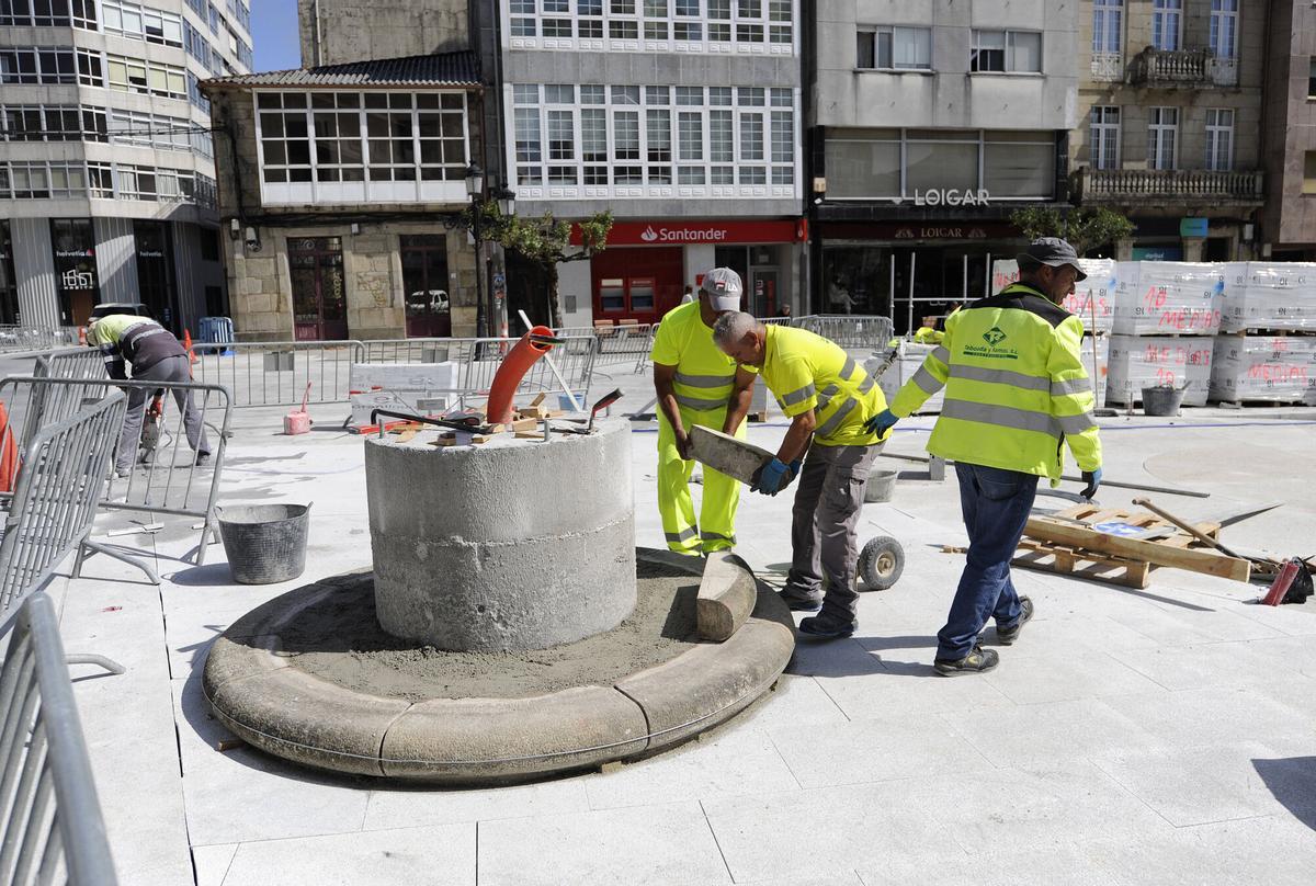 Obras en la Praza da Farola de A Estrada.