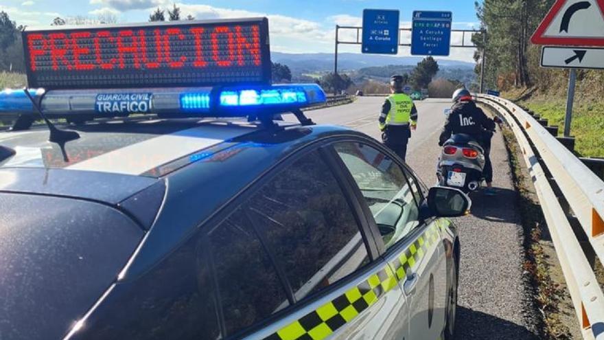 Un motorista de Ribeira da positivo en alcohol y drogas tras invadir el carril contrario en varios adelantamientos prohibidos