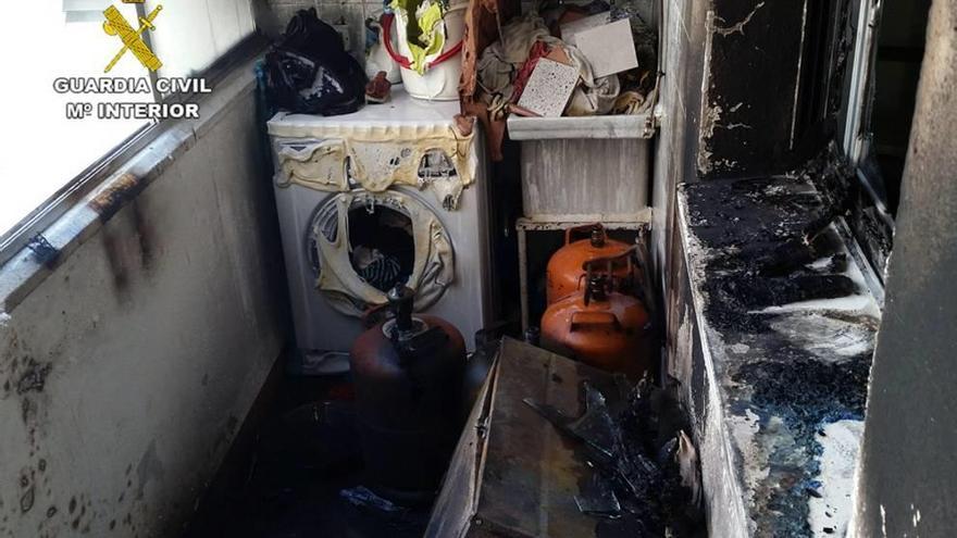 La Guardia Civil evacua a los inquilinos de una casa tras incendiarse el lavadero
