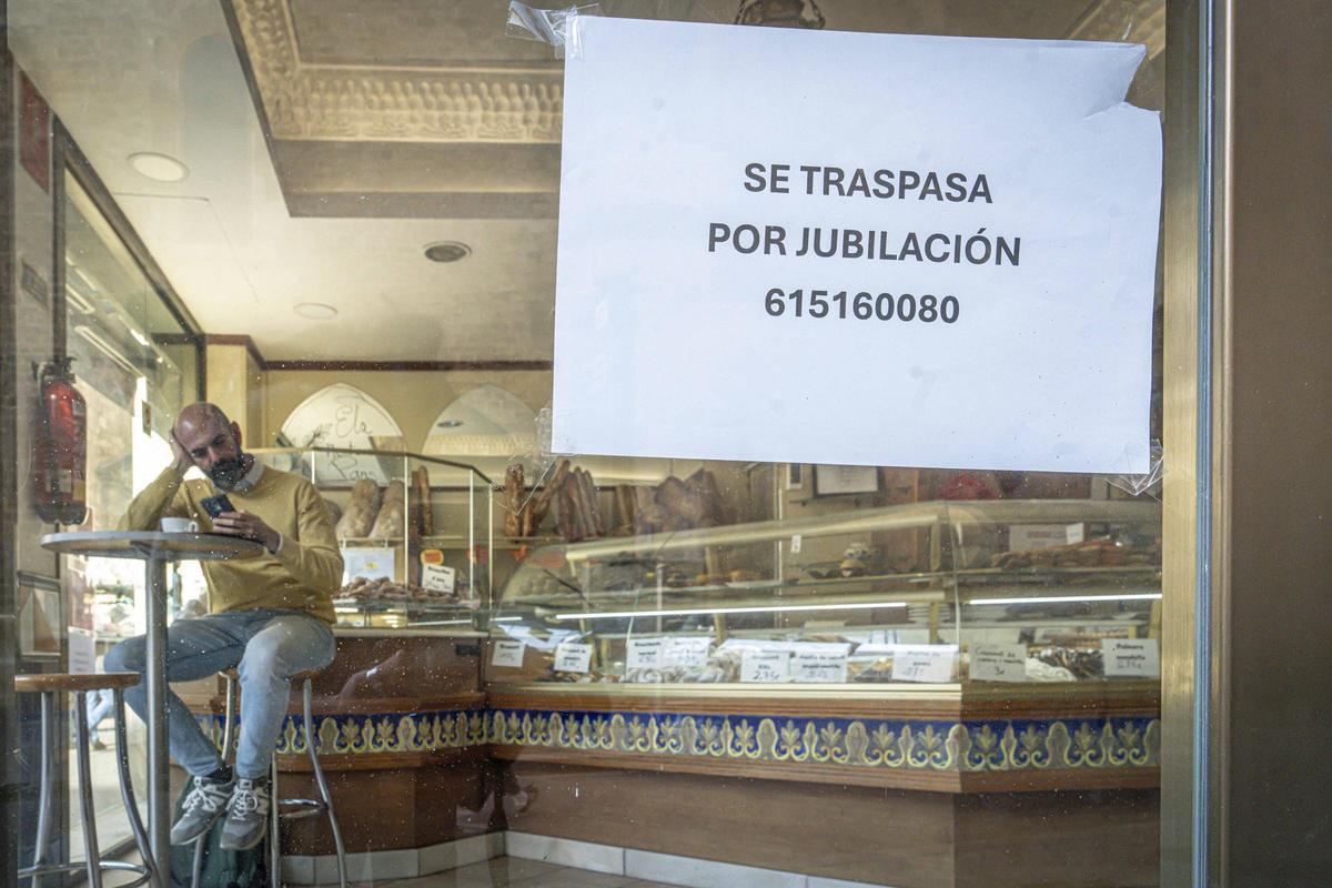 Una centenaria panadería con un cartel de traspaso por jubilación.