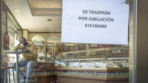 Una centenaria panadería con un cartel de traspaso por jubilación.