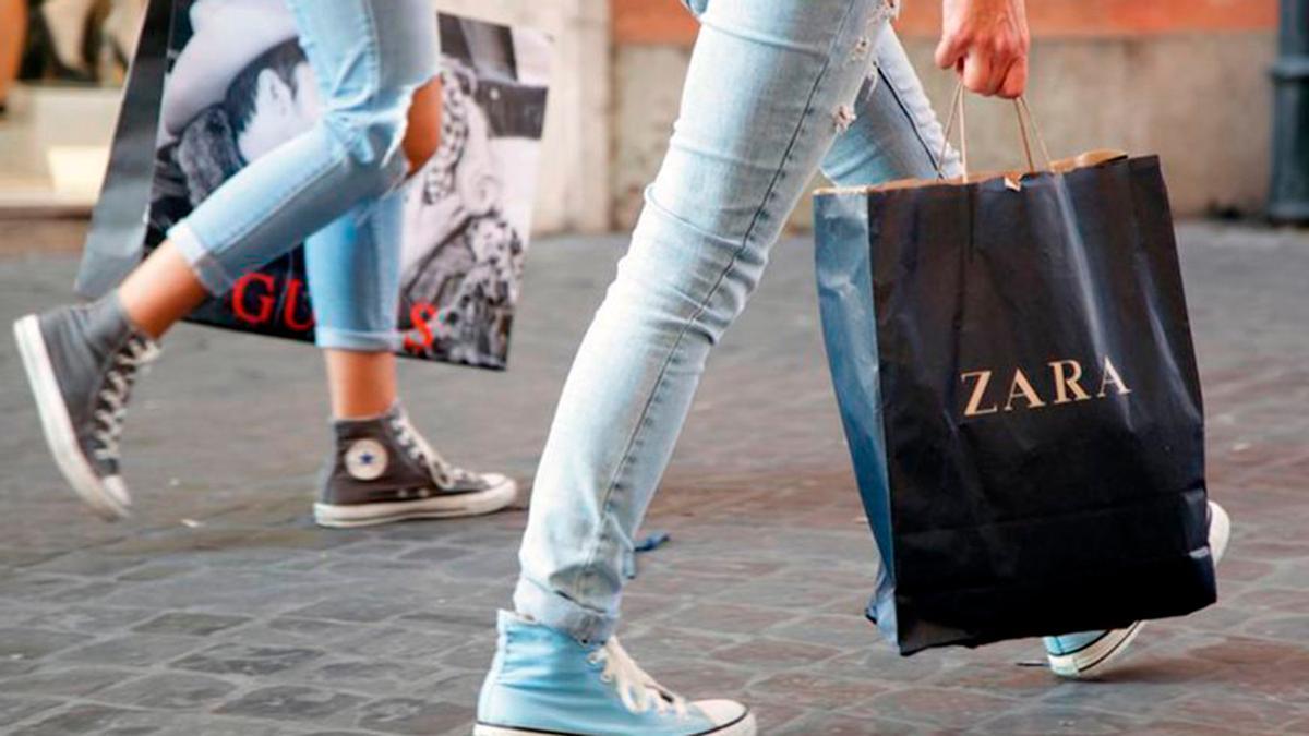 BOLSO ZARA | El bolso rockero de Zara que ahora tiene una rebaja del 45%