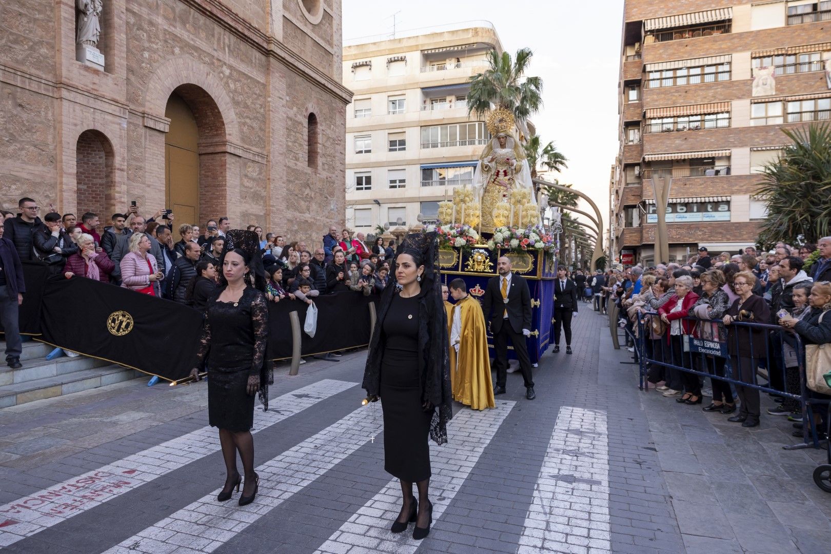 Las quince cofradías de la Semana Santa de Torrevieja recorrieron las calles en Viernes Santo