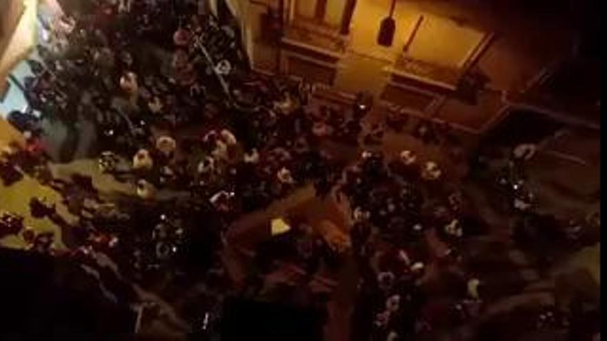 Protesta en la noche del jueves ante la vivienda de Roque Ortiz