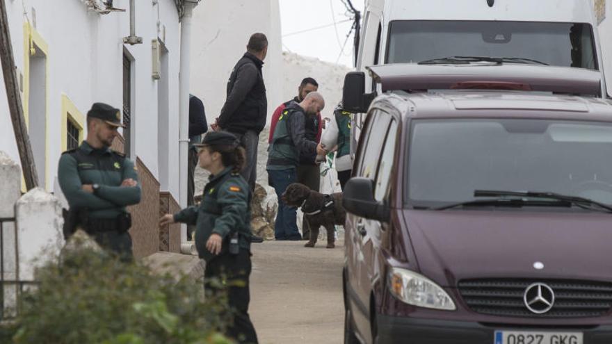 Los agentes de la Guardia Civil en la casa en la que vivía Laura.