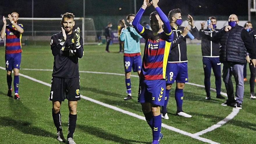 Els jugadors del Llagostera, amb Marcos al mig, celebrant la victòria al final del partit.