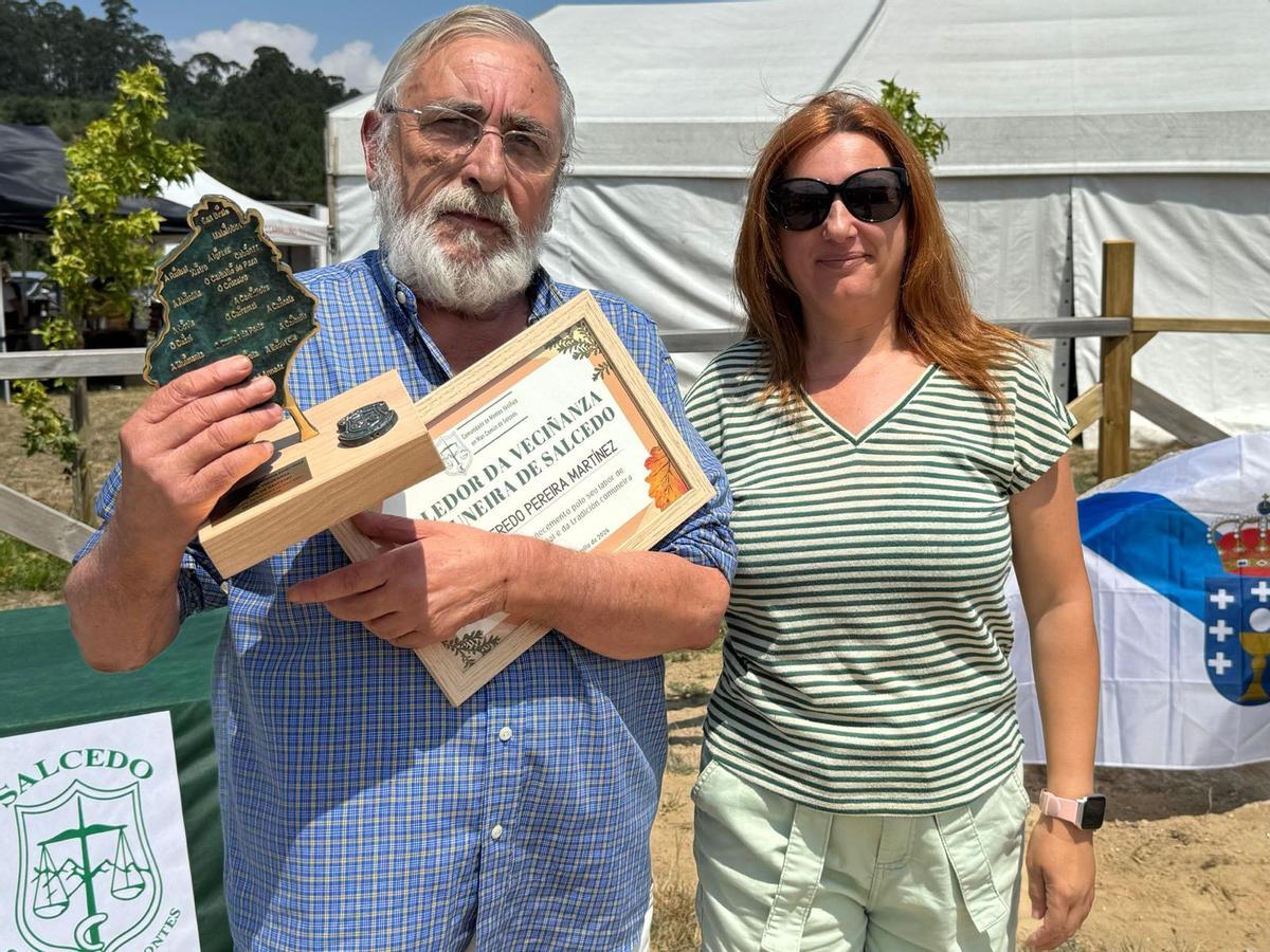 Los vecinos premiaron el compromiso de Xosé A. Pereira Martínez.