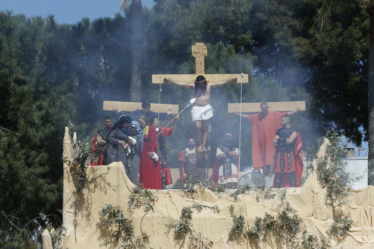 Representación de la crucifixión en el monte del Calvario de Benetúuser.