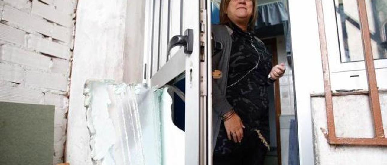 María Rosa González, junto a una puerta que los cacos reventaron para entrar a robar en su negocio.